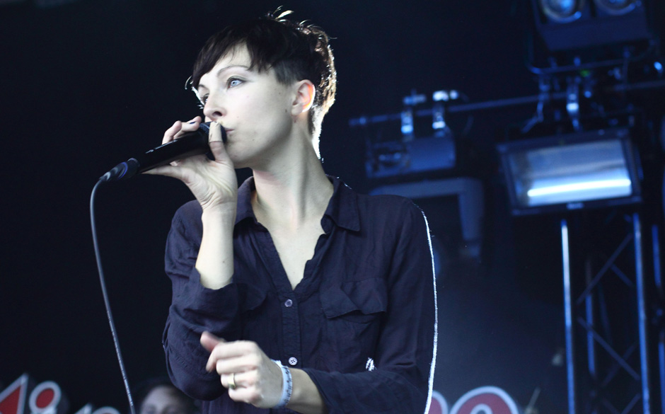 Noch nicht einmal zwei Schlagzeuge übertönen die beeindruckende Stimme von Channy Leaneagh von Poliça.