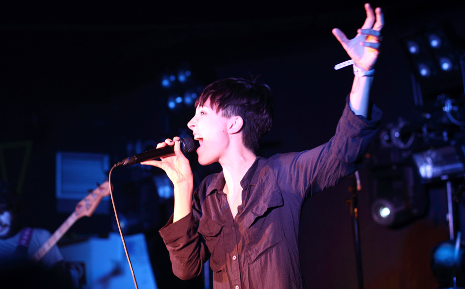 Aufdrehen kann sie auch. Entertainerin ist sie meistens aber eher für die vier-jährige Tochter. Die lag zu der späten S...