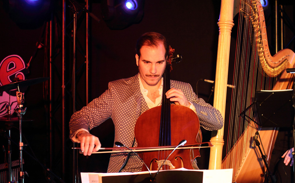 Ein Van Dyke Parks denkt natürlich dank jahrelanger Erfahrung in größeren Maßstäben: Streicher und ein Harfenist war ...