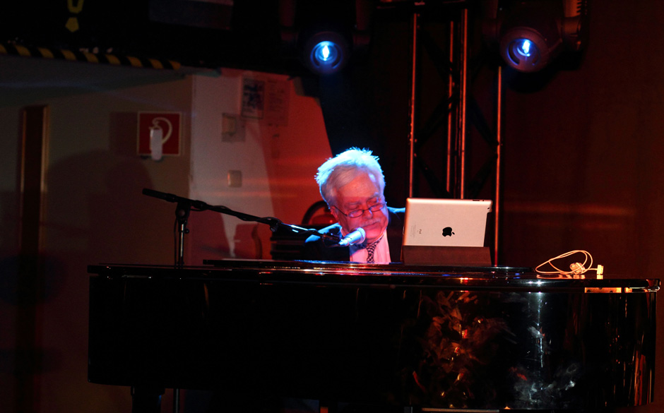 Van Dyke Parks. Als man in den Baltic Festsaal kam, musste man den Musiker erst einmal finden. Der hatte sich hinter seine...