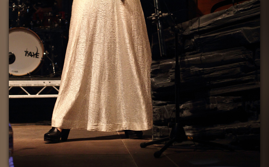 Über die lange Robe stolperte sie zum Glück nicht.