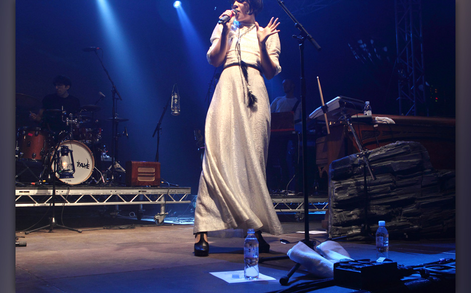 Ja, die Bühnenenergie von Natasha Khan a.k.a. Bat For Lashes war toll.