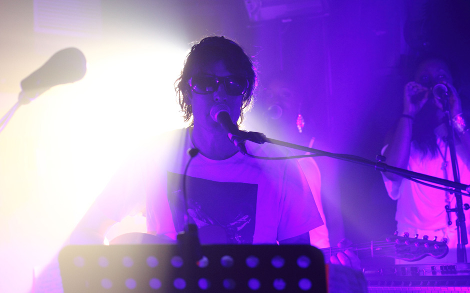 Wieso man im Baltic Festsaal eine Sonnenbrille benötigt, ist zu später Stunde unklar. Vielleicht blendete Pierce ja das ...