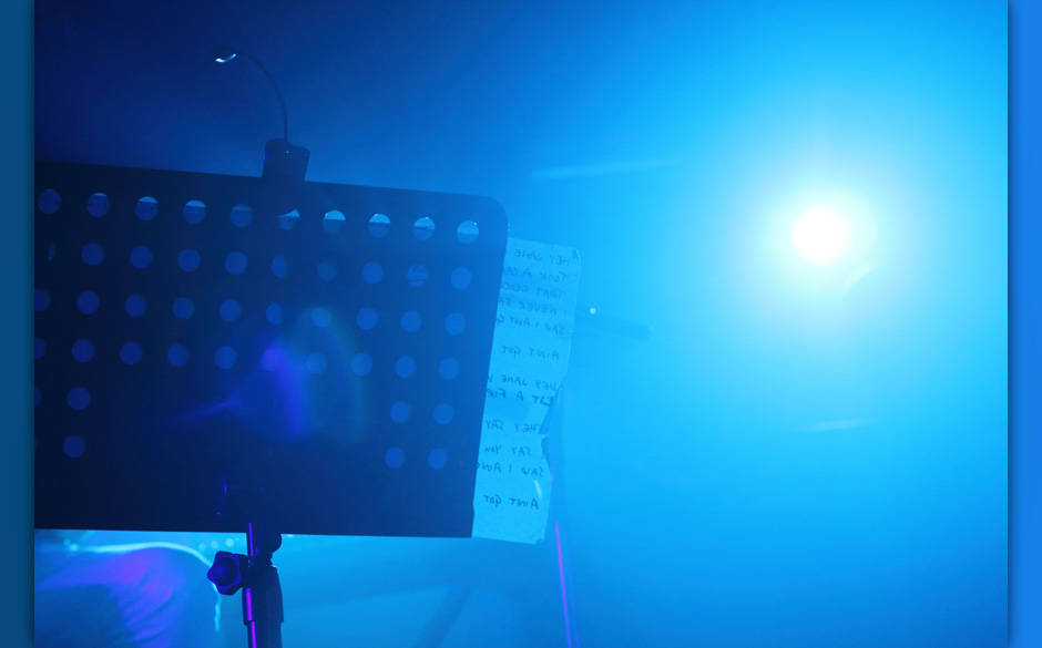 Die Beleuchtung wechselte dann in kühles, vernebeltes Blau.