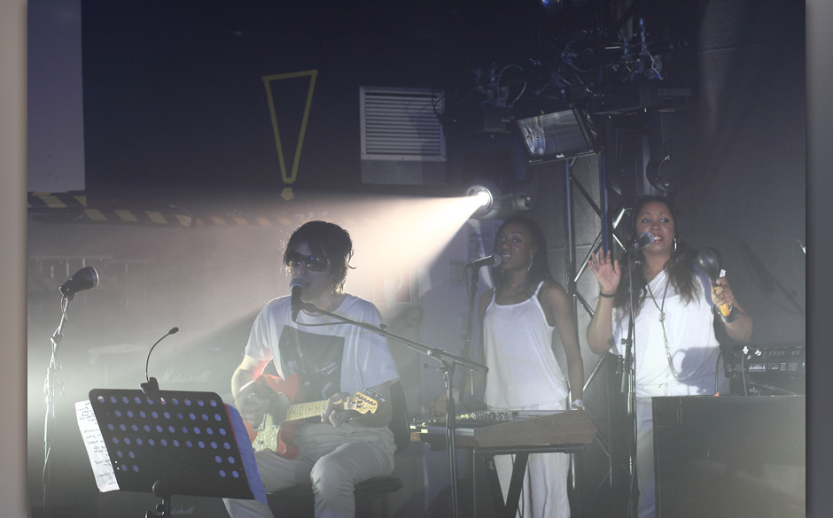 Und auch die Gitarre ist rot. Fast schon anrüchig ist das.