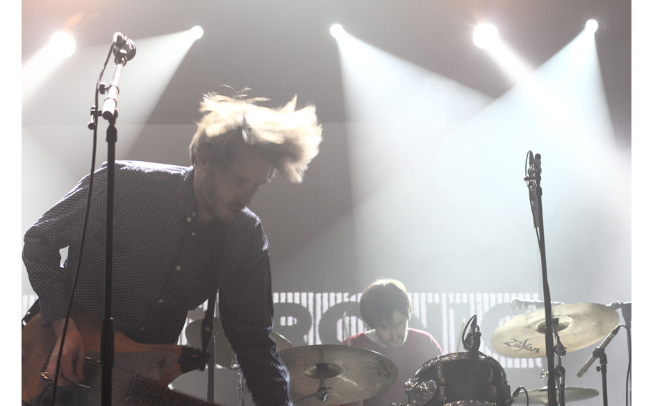 Dirk von Lowtzow von Tocotronic. Auch  nach 20 Jahren Bandgeschichte reißt die Rampensau-Attitüde nicht ab. Wir sind beg...