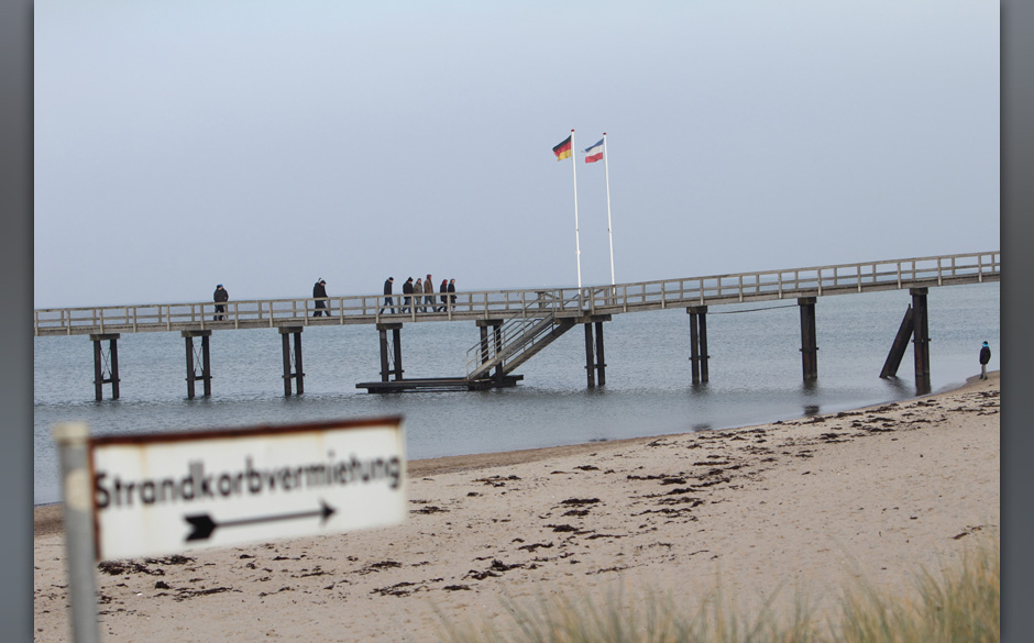 Man konnte ja nicht schwimmen gehen. Da blieb nur der Steg, um zumindest über dem Wasser zu sein.