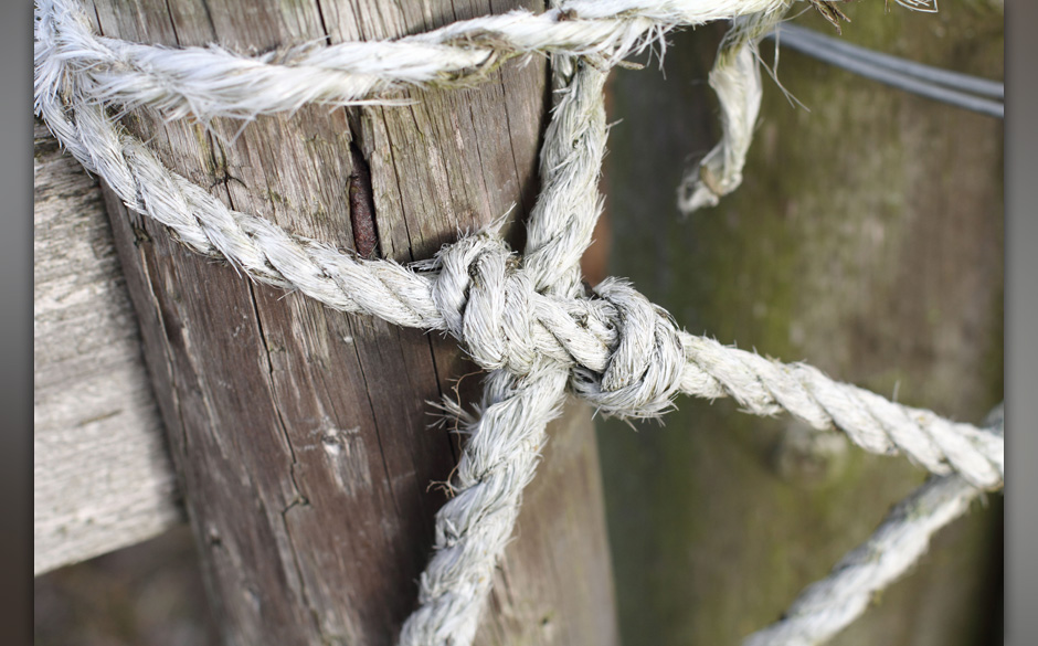 Wir haben es probiert. Der Seemannsknoten liegt uns nicht.