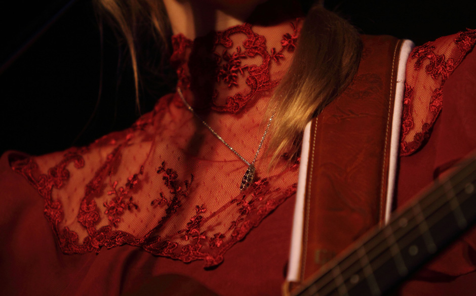 Schickes Kleid, schicke Kette.