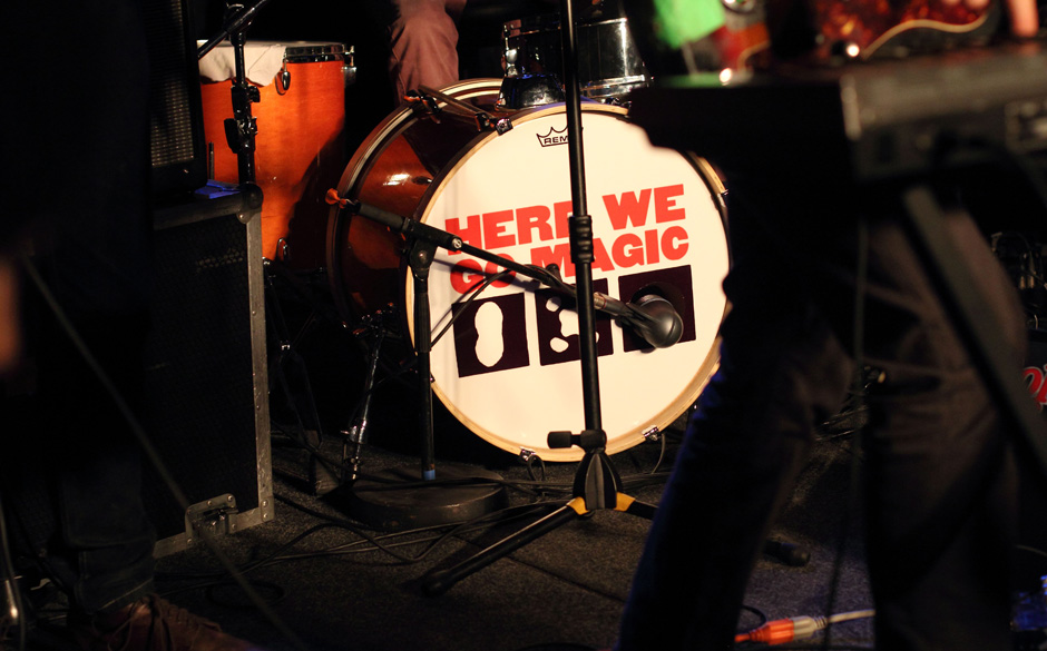 Here We Go Magic machen auf sich über die Bass-Drum aufmerksam.