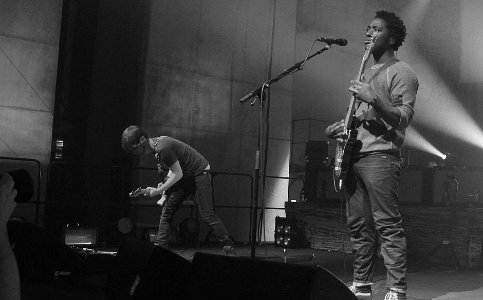 Links im Hintergrund: Gitarrist Russell Lissack