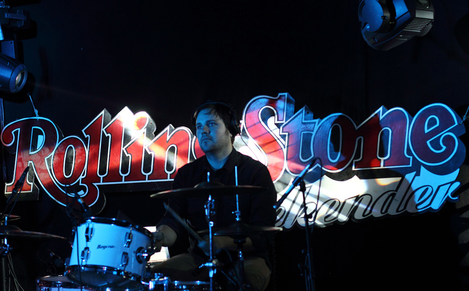 Bei Poliça gibt es gleich zwei Drummer. Hier sieht man Drew Christopherson.