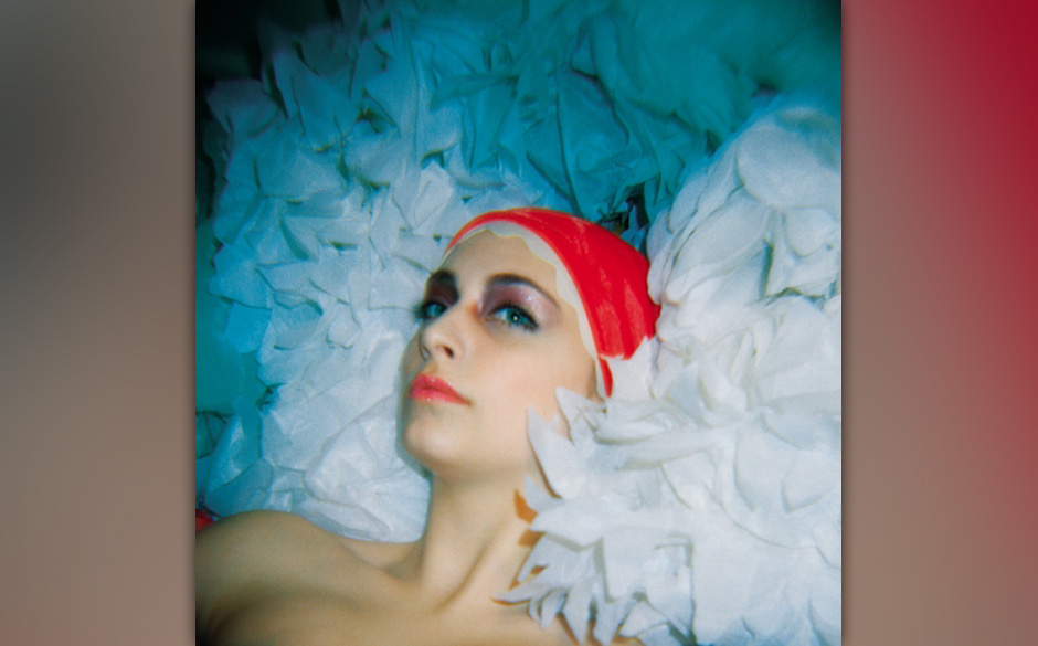 U.S. Girls - "GEM"
(Fat Cat/Rough Trade)
Meghan Remy hat einfach das Gehör für die Tanz – und Popkultur, musiziert in ...