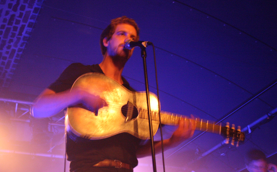 Maaerten Devoldere nimmt sich die_Gitarre_
zur Brust.