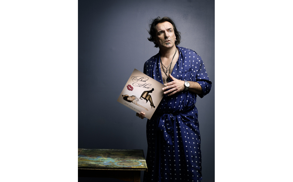 Coverstories: Andreas Hoppe mit der Vinylschallplatte "Bang Bang Boom Boom" von Beth Hart.