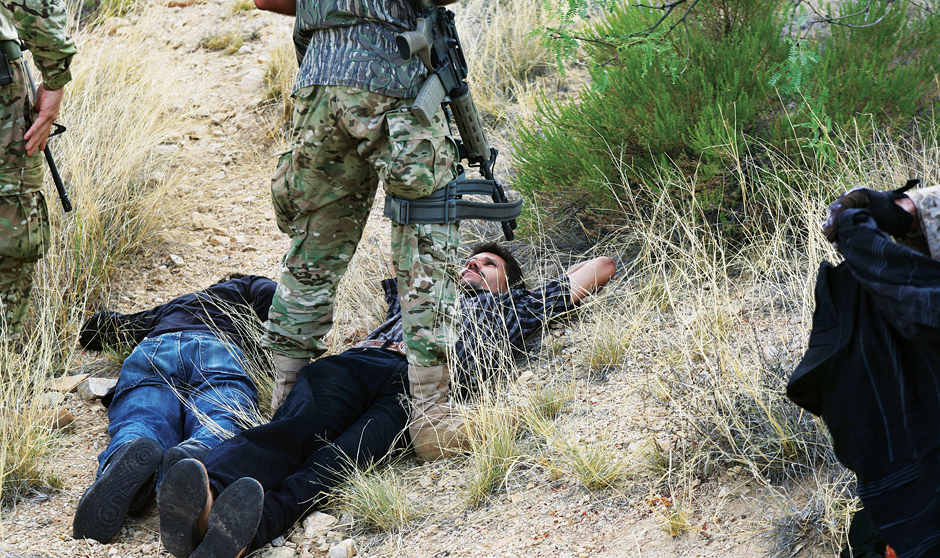 In der Wüste zwischen Arizona und Mexiko regiert das Faustrecht der Gewalt. Waffennarren und Desperados jagen auf eigene ...