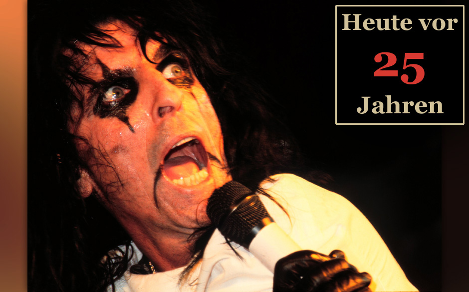 Rewind Today 1988: Alice Cooper knockt sich auf der Bühne aus