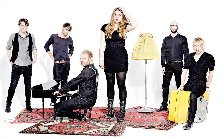 3. Mobilée: "Little Sister"
Gefälliger Gassenhauer, den auch Lena Meyer-Landrut singen könnte. 
Chancen: fast zu anbied...