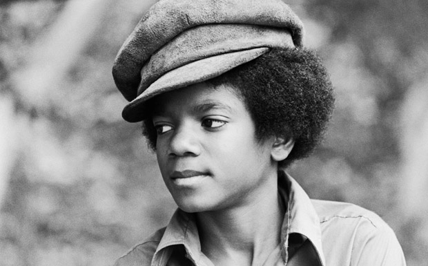 Mit einer Schiebermütze. Damals war er gerade erst mit Jackson 5 bekannt geworden.