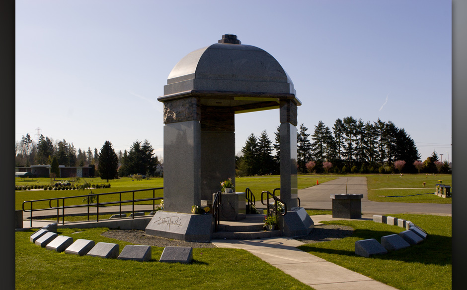 All Along the Watchtower: Kleine Kuppel zur Totenwache am Grab von Jimi Hendrix in Renton, Washington.