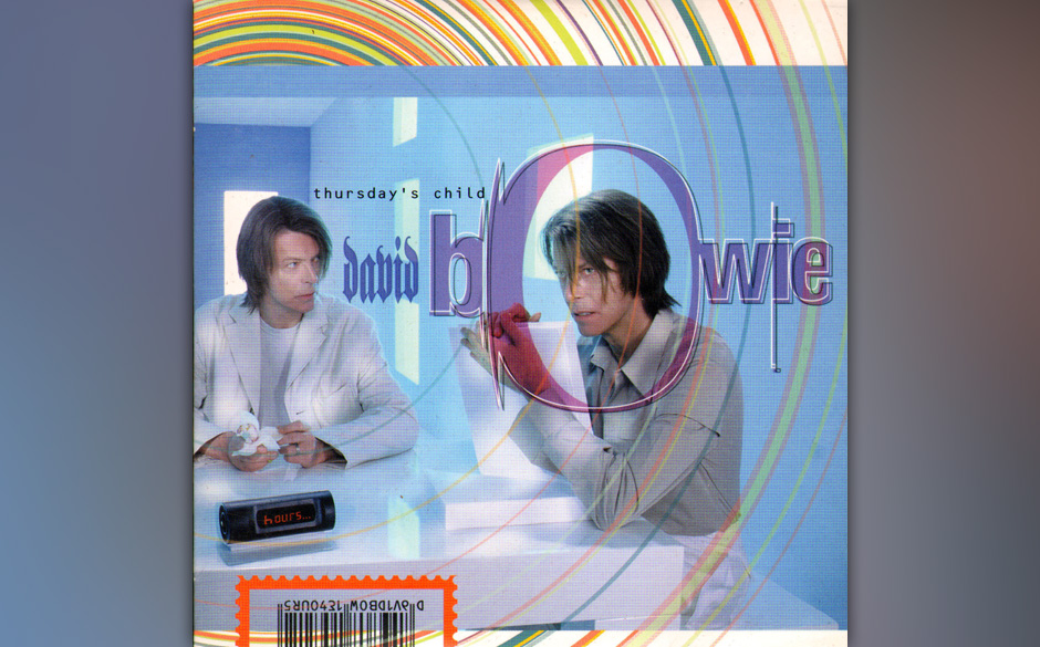 50. Thursday's Child. Im Clip verjüngt sich Bowie vor dem Badezimmerspiegel und verfällt schließlich dem ebenfalls verj...