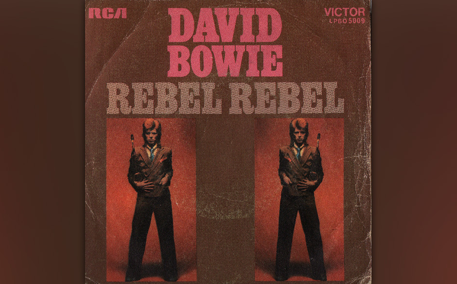 46. Rebel Rebel. Ein rotzig-bolziger Rocker, der im WM-Jahr 1974 in klotzigen Plateausohlen-Stiefeln aufgeführt wurde. De...
