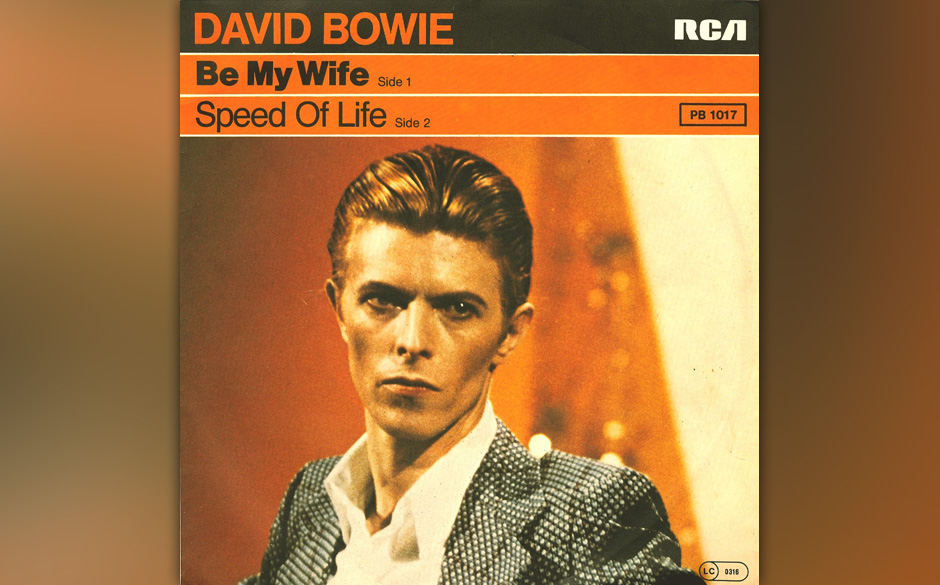 48. Be My Wife. Mit sarkastisch-versteinerter Fratze sang Bowie im Video zu „Be My Wife“ allein im weiten weißen Raum...