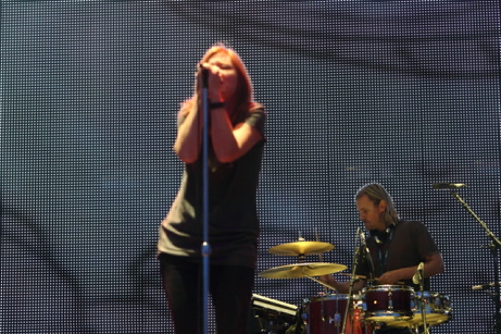 Typische Mimik: Beth Gibbons singt mit geschlossenen Augen...