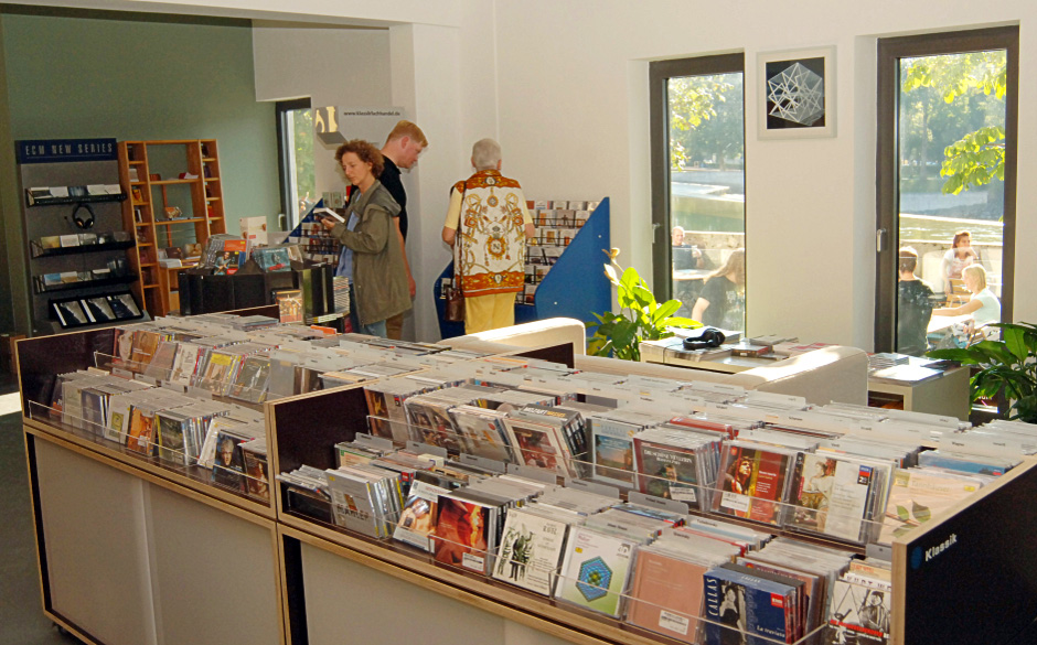 Wie jede Woche reisen wir in unserer Albenvorschau wieder durch die Plattenläden des Landes. Heute empfehlen wir einen Be...