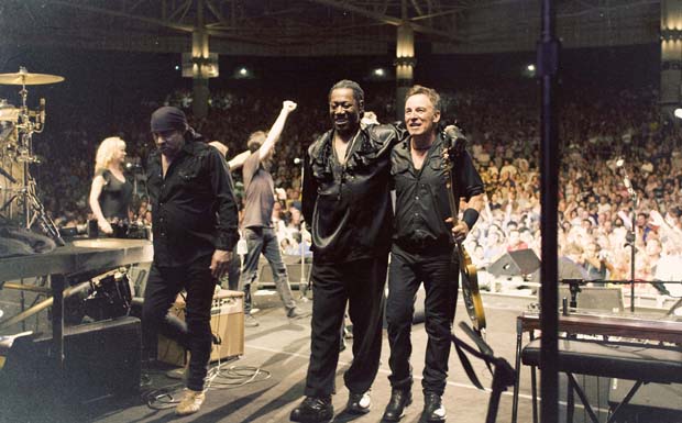 London Calling: Bruce Springsteen, Steven van Zandt und Clarence Clemons verlassen nach Konzertende die Bühne