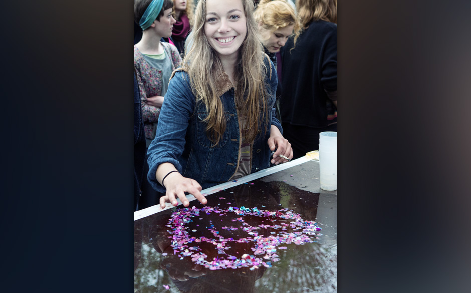 Sie war offenbar zufrieden mit seiner Plattenauswahl.