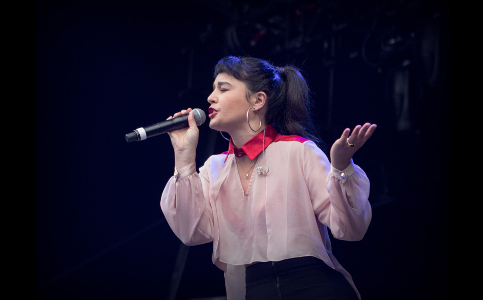 Weiter ging es mit Jessie Ware auf der Hauptbühne