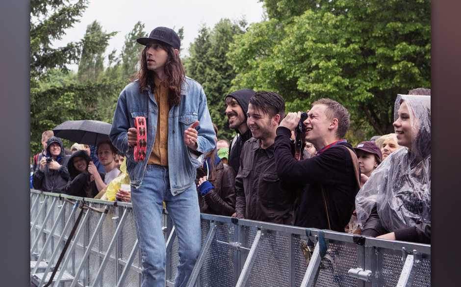 ... schaut sich die Bühne von unten an...