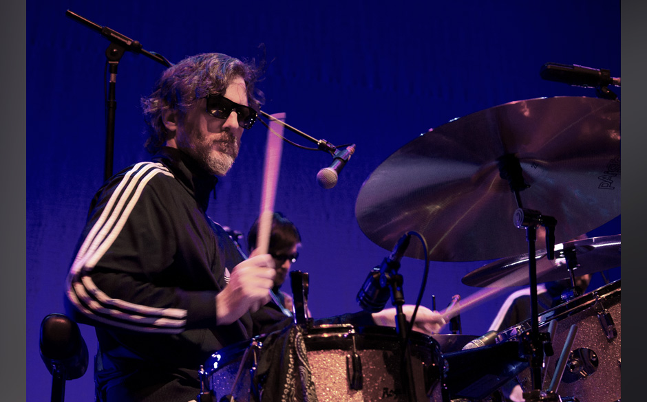 Der Dresscode galt übrigens auch für alle anderen Bandmitglieder (hier: Derek „Knuckles“ Brown)