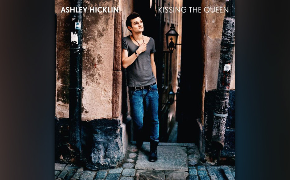 Ashley Hicklin - Kissing The Queen. Hicklin schreibt seufzende Lieder fürs  Radio und hat ein freundliches Schwärmen in ...