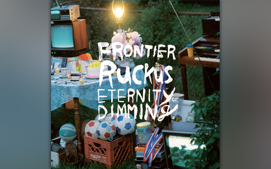 Frontier Ruckus - Eternity Dimming. Das Banjo puckert vor dem weiß rauschenden Fernseher, auf dem Tisch liegen Pizzareste...