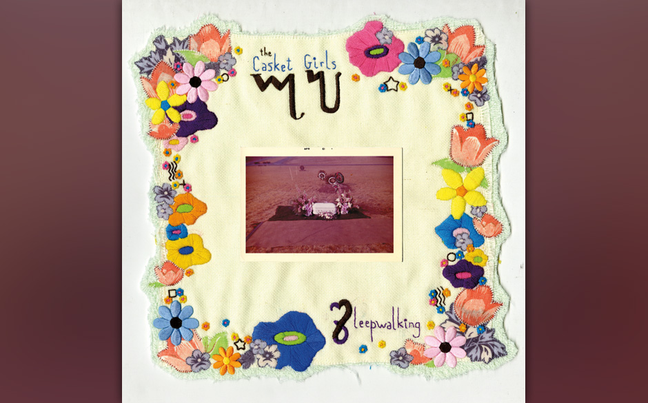 Kicks: The Casket Girls - "Sleepwalking". Wie Engel in der Unterwelt treten die Casket Girls auf, mehr wispernd als singen...