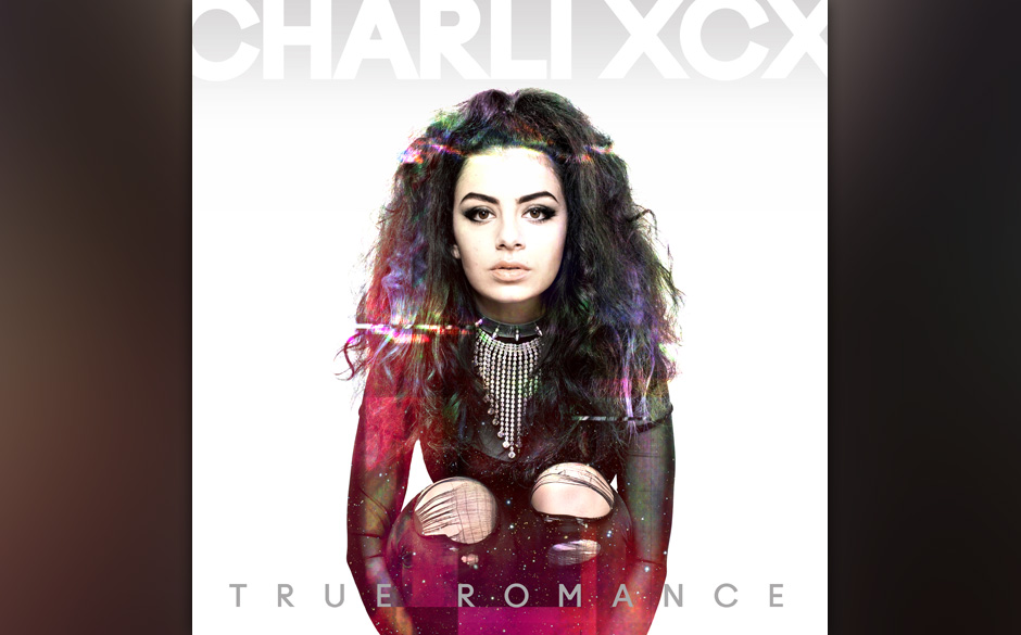 Charli XCX - "True Romance". Der erste Song, mit dem sie 2010 auf der Bildfläche erschien, trug den Titel „I Wanna Be D...