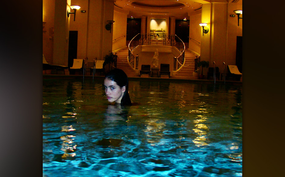 Andrew Wyatt - "Descender". „Descender“ entstand gemeinsam mit den Prager Philharmonikern, die lediglich mit ein wenig...