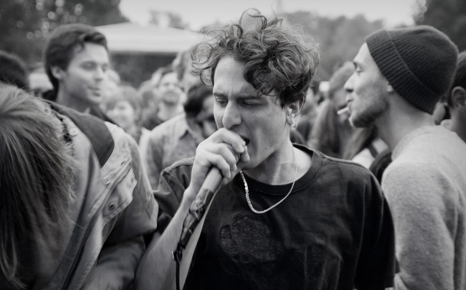 ... Für den ersten Song sprang er ins Publikum.