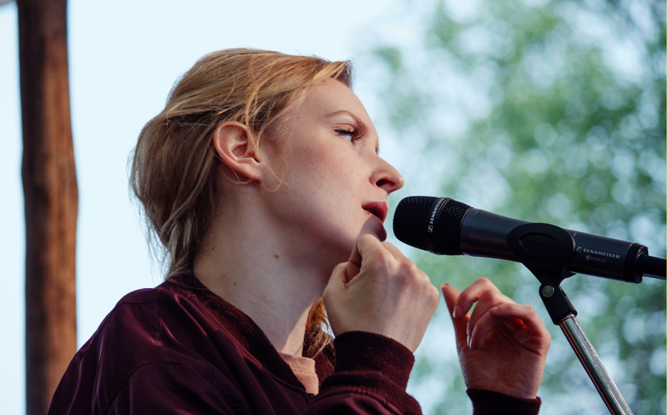 ...zu einem Zuschauer musste sie fast nach oben schauen...