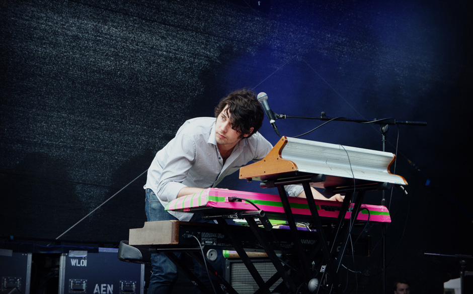 ...bei Royal Canoe, der Synthie-Pop Band aus Kanada, die neben stimmungsvollen Synthie-Klängen...