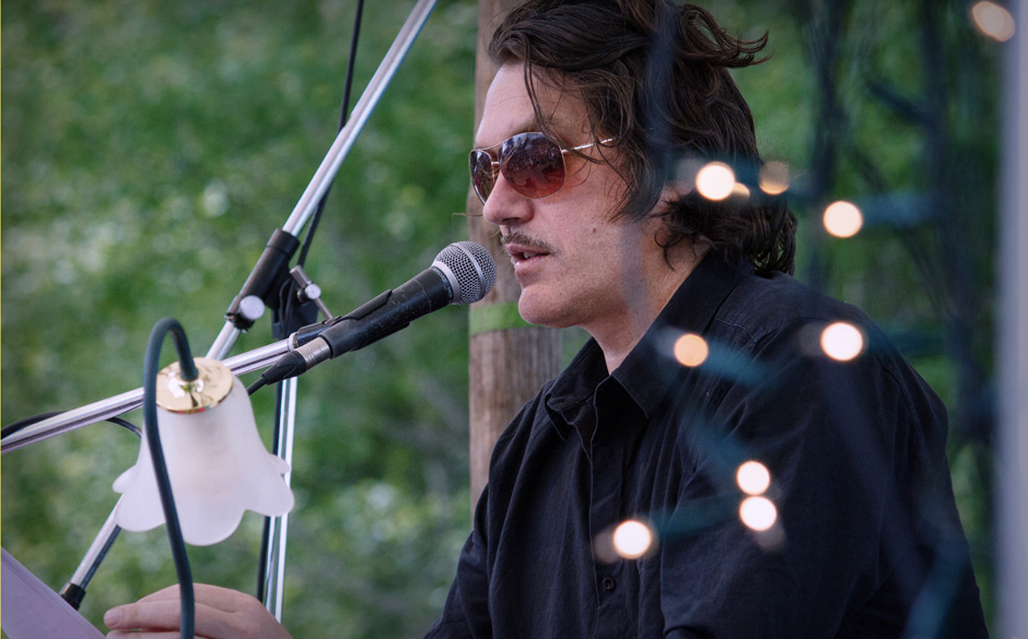 Auch wenn es ein bisschen funkelte: Indie-Rocker Frank Spilker war ohne die Sterne da und las aus seinem Buch "es interess...