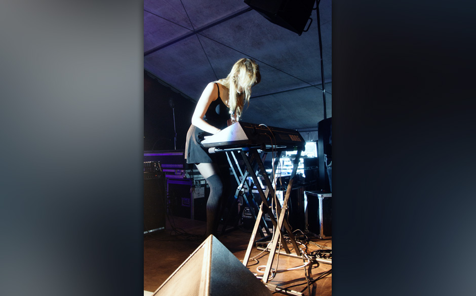 Drinnen im Zelt spielten dann Toy. Die Band aus London war die einzige echte Enttäuschung des Festivals. Wieder einmal na...