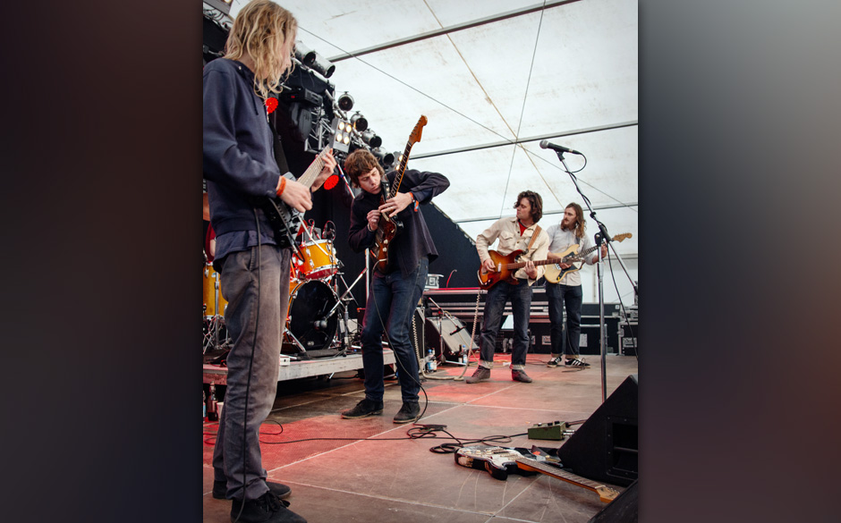 Auffällig bei White Fence war die große Anzahl an Gitaristen, und dass einer davon sein Instrument meist wie ein Gewehr ...