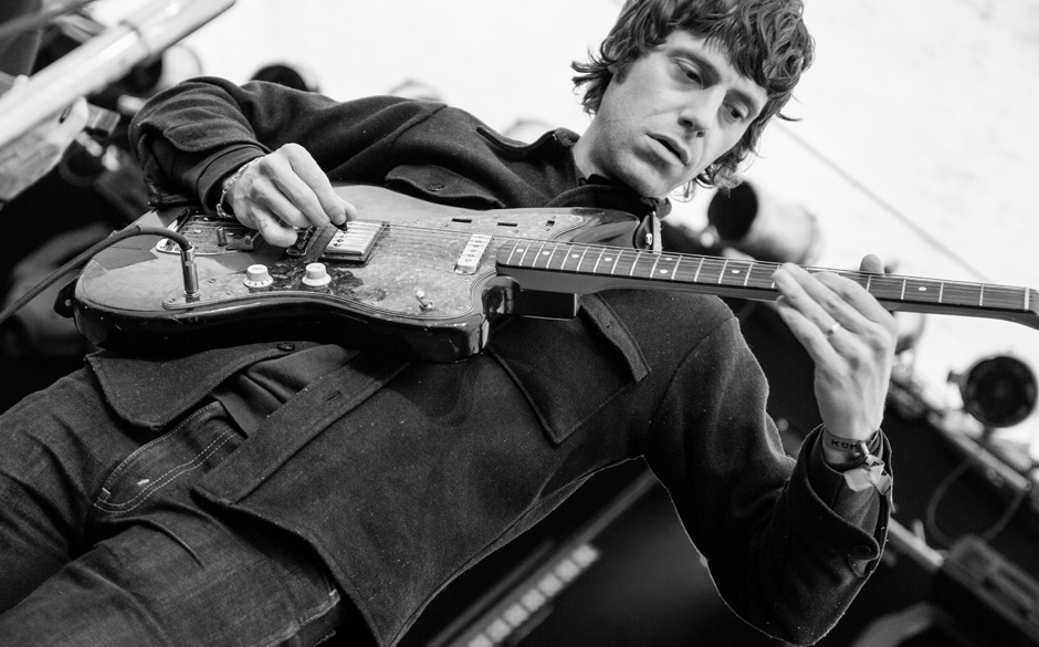 Der Musik schadeten die Verenkungen nicht - die war ebenso energiegeladen war wie die Frontmann-Posen.