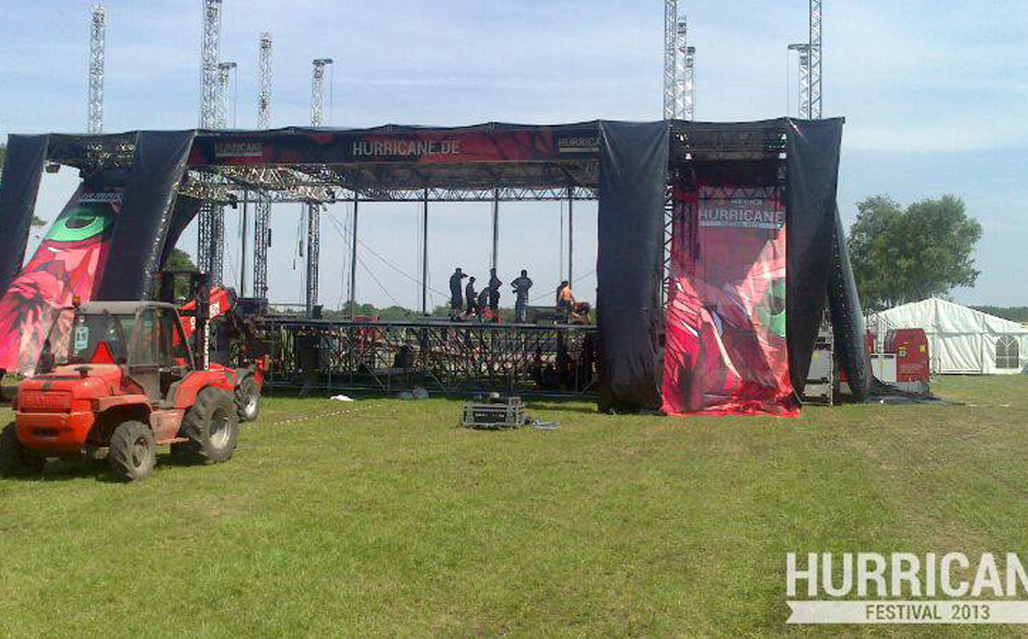 Die Bühne steht fast..