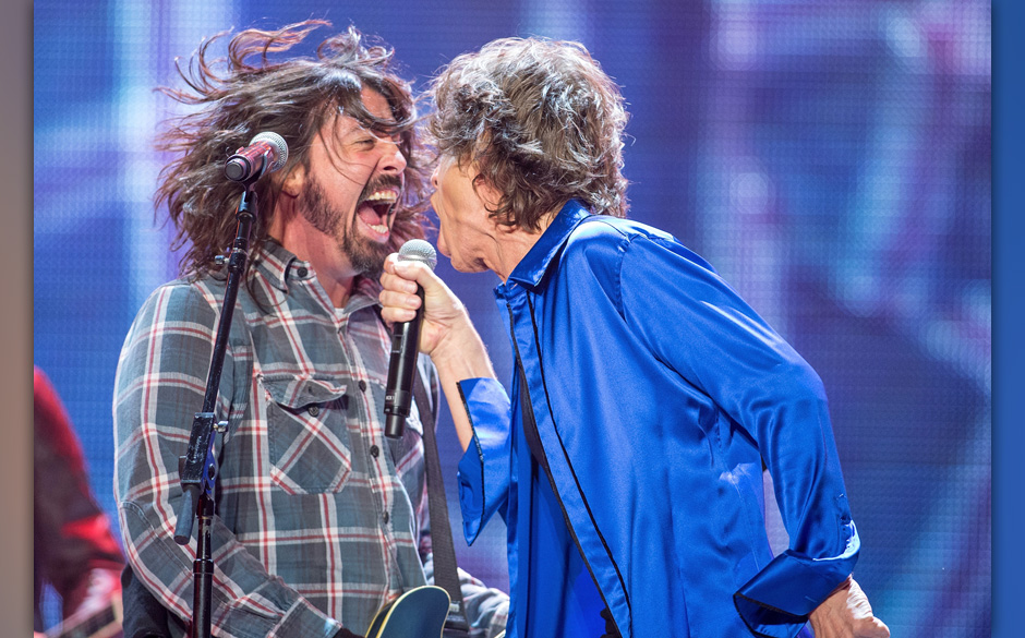 ANAHEIM, CA - MAY 18:  Dave Grohl (L) performs as a special guest with Mick Jagger of the Rolling Stones at Honda Center on M