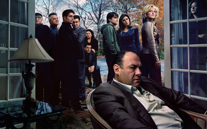 Tony Soprano (James Gandolfini) und Gefolge

Es beginnt mit den Enten, die im Swimmingpool der Familie Soprano schwimmen. ...