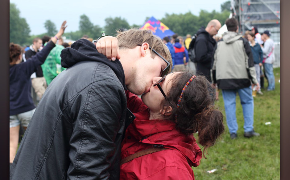 Kein Blick übrig für die Bands auf der Bühne.
